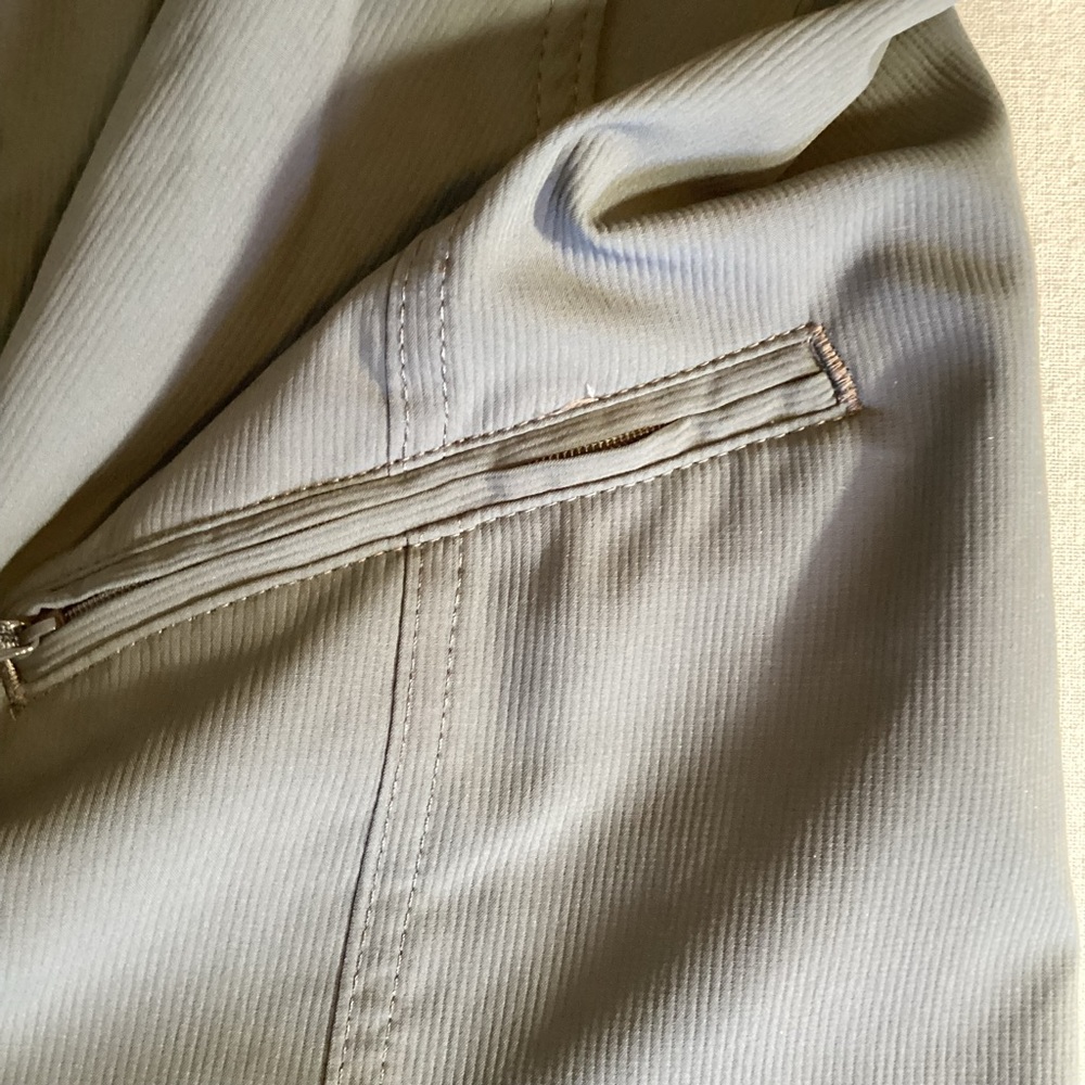 Wrangler Men's Gray Performance Shorts Size 46  Relaxed Fit NWT - Picture 2 of 4